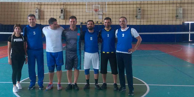 Voleybolda şampiyon Karlısu Sosyal Bilimler Lisesi Öğretmenlerinden oluşan voleybol takımı,