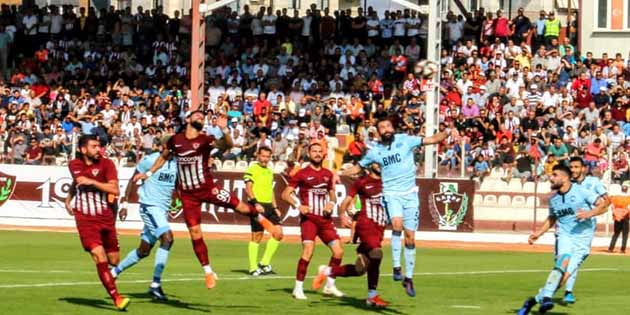 Bordo-Beyazlılar, Adana Demirspor önünde