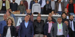 Lütfü Savaş tribünde