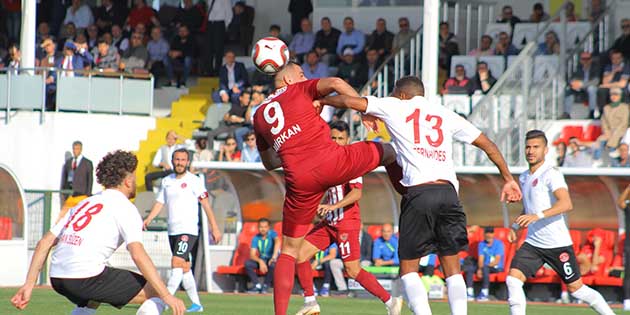 Ümraniyespor-Hatayspor maçında karşılıklı ataklar