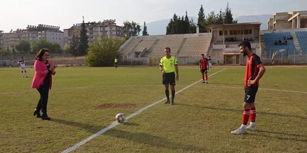 Kırıkhan derbisinde başlama vuruşunu, spora katkılarıyla bilinen Av. Gülcan Polat