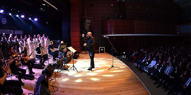 Ayakta Alkışlandı Konser sonunda