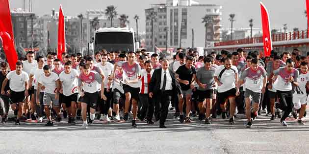 İskenderun Teknik Üniversitesi öğrencileri, akademisyenleri ve yöneticileri, Ulu Önder Atatürk’ü