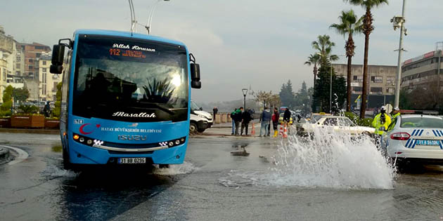 Antakya’nın merkezi yerinde, köprü başında, su borusu patladı, sürücüler zor