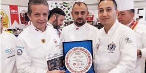 Gastroşef Celil Erkan’a Plaket