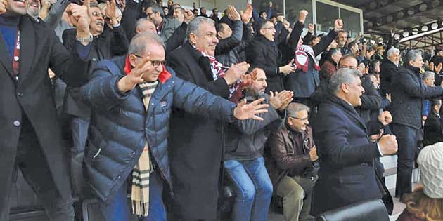 Hatayspor-Menemenspor maçında Bordo-Beyazlı taraftarlar