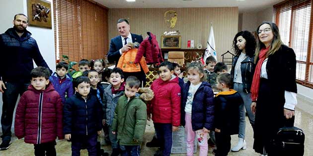 Doğa Okul Öncesi Eğitim Merkezi’nde eğitim gören çocuklar öğretmenleri ve