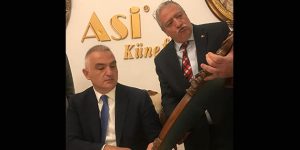 Bakan Ersoy’a Ahşaptan Ayna