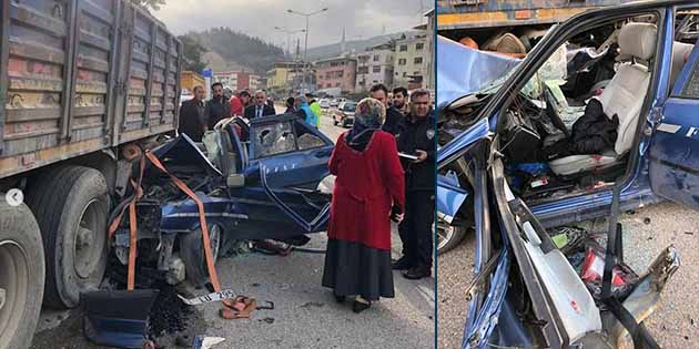 Belen’de, otomobil kamyonun altına girdi, baba ile oğlu can verdi.