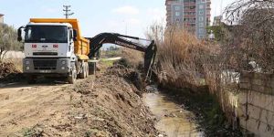 Hatay Büyükşehir Belediyesi’nden derelerde temizlik çalışması