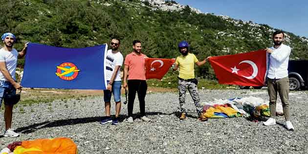 Türk Hava Kurumu (THK) pilotları, 19 Mayıs günü, günün anlamına