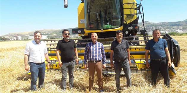 Tarım ve Orman İl Müdürü Ergün Çolakoğlu, gittiği buğday tarlasında