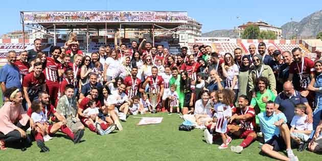 ‪Bu fotoğraf; hırsın, mücadelenin, kardeşliğin, gücün, kenetlenmenin, azmin fotoğrafıdır…‬ Hatayspor