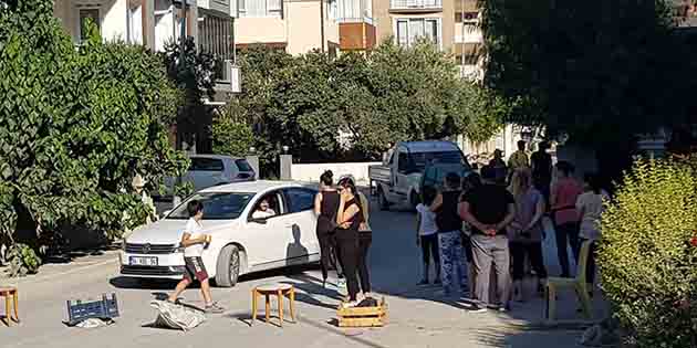 Defne-Turunçlu’da bir grup kadın, sokaklarının asfaltlanmamasını protesto ederek yolu kapattı.