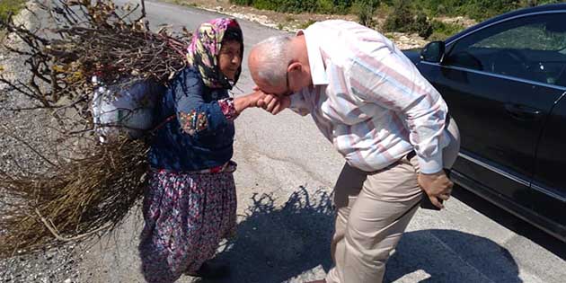 Yayladağı Belediye Başkanı, makam aracını durdurdu, sırtına odun yükleyen yaşlı