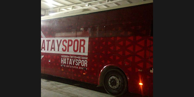 Bir grup Hatayspor taraftarı, yarınki maç öncesi, Bordo-Beyazlılara stada gelişlerinde