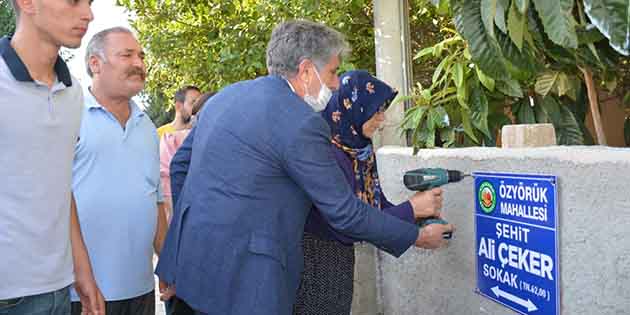 Kırıkhan Belediye Meclisi’nin kararıyla, Şehitlerimizin isimlerinin yazılı olduğu tabelalar, sokaklara