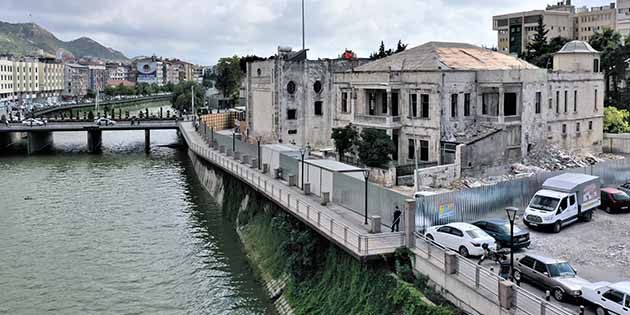 Diğer tarafta unutulan bir meydan… Antakya Cumhuriyet Meydanı’na bakan Adalı