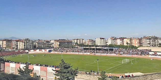 Işıklandırma ve Maraton-Protokol tribünü önündeki direklerin ‘VAR’ engeli… Hatay Stadyumu’nun