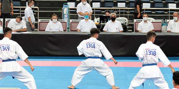 Türkiye Kulüplerarası Takım Karate Şampiyonası Sakarya’da yapıldı. Serdivan Spor Salonu’nda