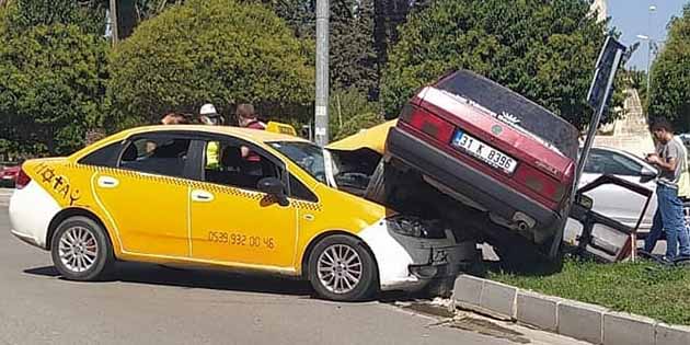 Çarptığı Otomobilin Üzerine Çıktı Antakya’da, dün sabah kent merkezindeki kazada,