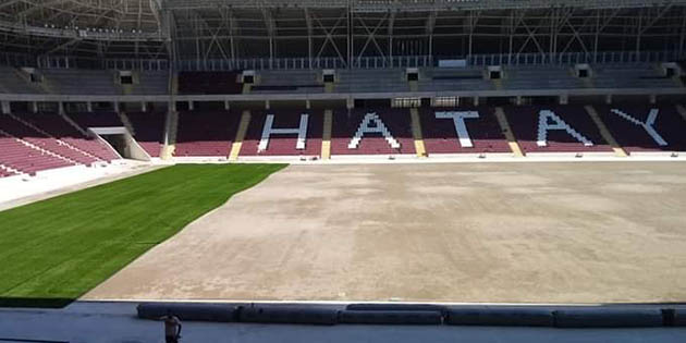 Yapımı devam eden Hatay Atatürk Stadyumu’nda nihayet çim işine geçildi.