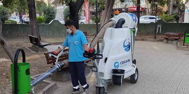 Antakya Belediyesi Temizlik İşleri Müdürlüğü ekipleri şehir merkezinde vatandaşların yoğun