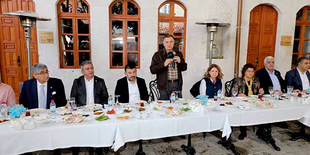 Hatay Büyükşehir Belediye Başkanı Doç. Dr. Lütfü Savaş, bazı temaslarda