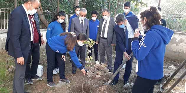 Okulların bahçesine dikilen ‘PAYİDAR’