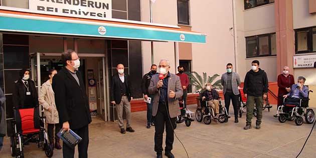 İskenderun Belediye Başkanı Fatih Tosyalı, belediye binası önündeki açık alanda