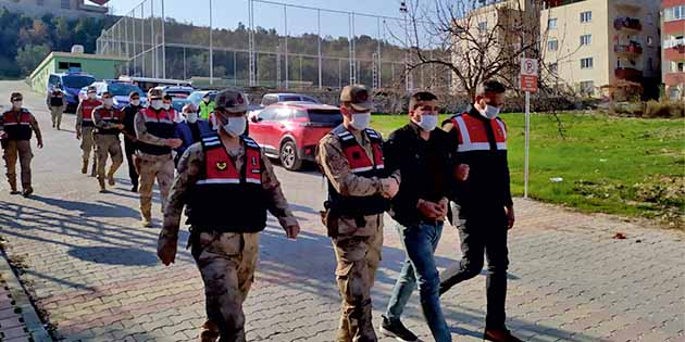 Altınözü ilçesinde, göçmen kaçakçılarına yönelik operasyonda gözaltına alınan 3 şüpheli