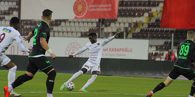 Bordo-Beyazlılar, 1-0 yenik düştükleri Konyaspor önünde, Boupendza’nın muhteşem 2 golü