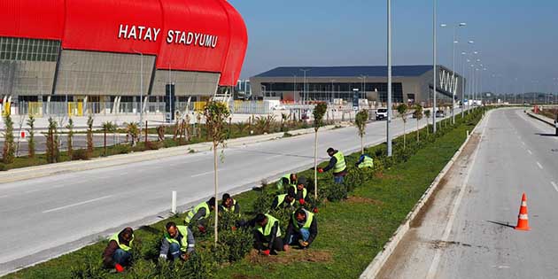 Hastane-Stad yolu refüjüne çiçeklendirme