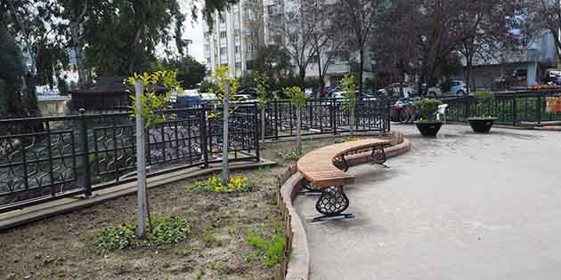 Hatay Büyükşehir Belediyesi sorumluluğundaki Antakya Atatürk Parkı’nda çiçeklendirme çalışmaları yapılıyor.