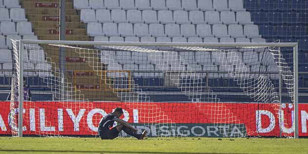 Futbolda, maç bitimi sevinenler,