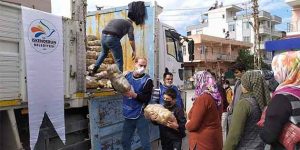 İskenderun belediyesi vatandaşa patates dağıtıyor