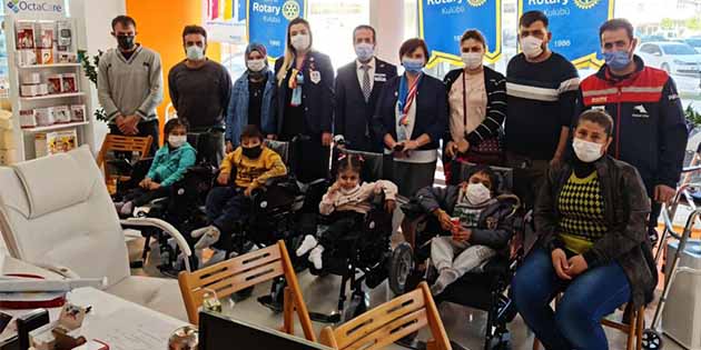 Rotary’den Hatay’da 4 çocuğa akülü sandalye