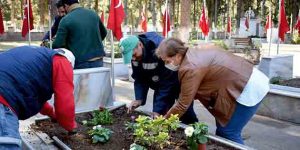 Şehit Mezarları Çiçek Bahçesine Dönüştürüldü