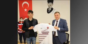 Savaş’tan Gençlere İmzalı Hatayspor Forması …