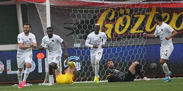 İzmir ekibinin golcüsü JAHOVİC, Hatayspor’a 3 gol atarak, “hat-trick” yaptı.