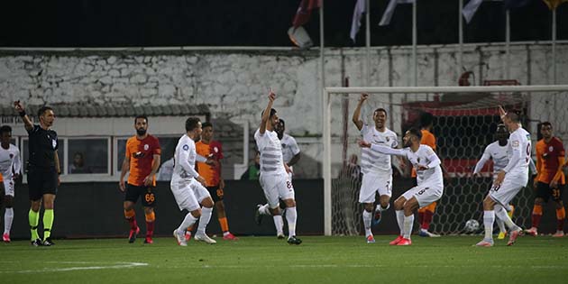 Hatayspor-Galatasaray maçının 29.dakikasında, Bordo-Beyazlılar, sağdan korner civarında frikik kullandı. Traore,