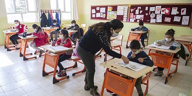 Öğretmenlerin aşılanmaması tehlikesine dikkat çekti: Aşılama bitene kadar yüz yüze