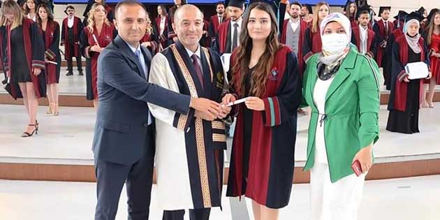 Hukuk bitiren kızının diplomasını kendisi verdi İskenderun İlçe Emniyet Müdürü