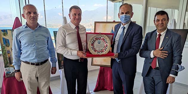 Hatay Büyükşehir Belediye Başkanı Lütfü Savaş’a, İskenderun Halk Eğitim Merkezi’ne