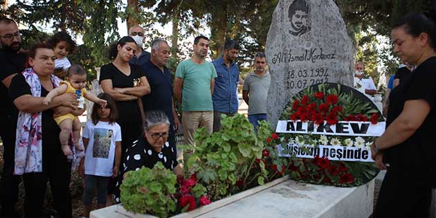 8.Ölüm Yıldönümünde, sevenleri mezarı başındaydı… Eskişehir’de yükseköğrenimini sürdürürken, sokakta bir