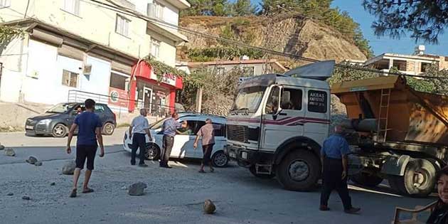 Halk, kamyonların, bozuk yolda toz ve çevre kirliliğine neden olması