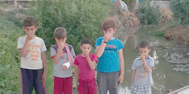 Mahalle sakinleri, fabrika atıklarının dereye akıtıldığını, dayanılmaz bir kokuya maruz