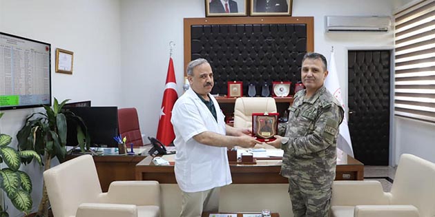 Tugay Komutanından Başhekim Dr. Bayrakçıoğlu’na Plaket