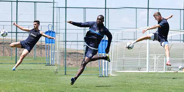 Hatayspor futbolcuları, dün top çalışması yaptı. Bordo-Beyazlılar ayrıca kenar toplarına