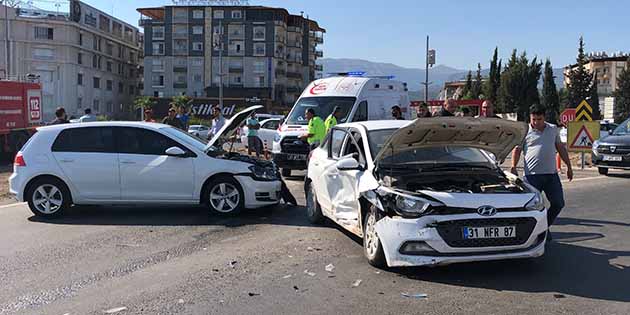 Kırıkhan ilçesinde 3 otomobilin karıştığı trafik kazasında 3 kişi yaralandı.